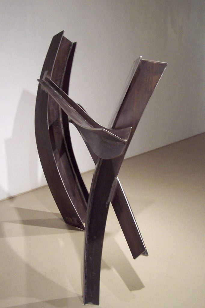 Le chiasma, 2007, acier corten, 140 x 12 x 30 cm